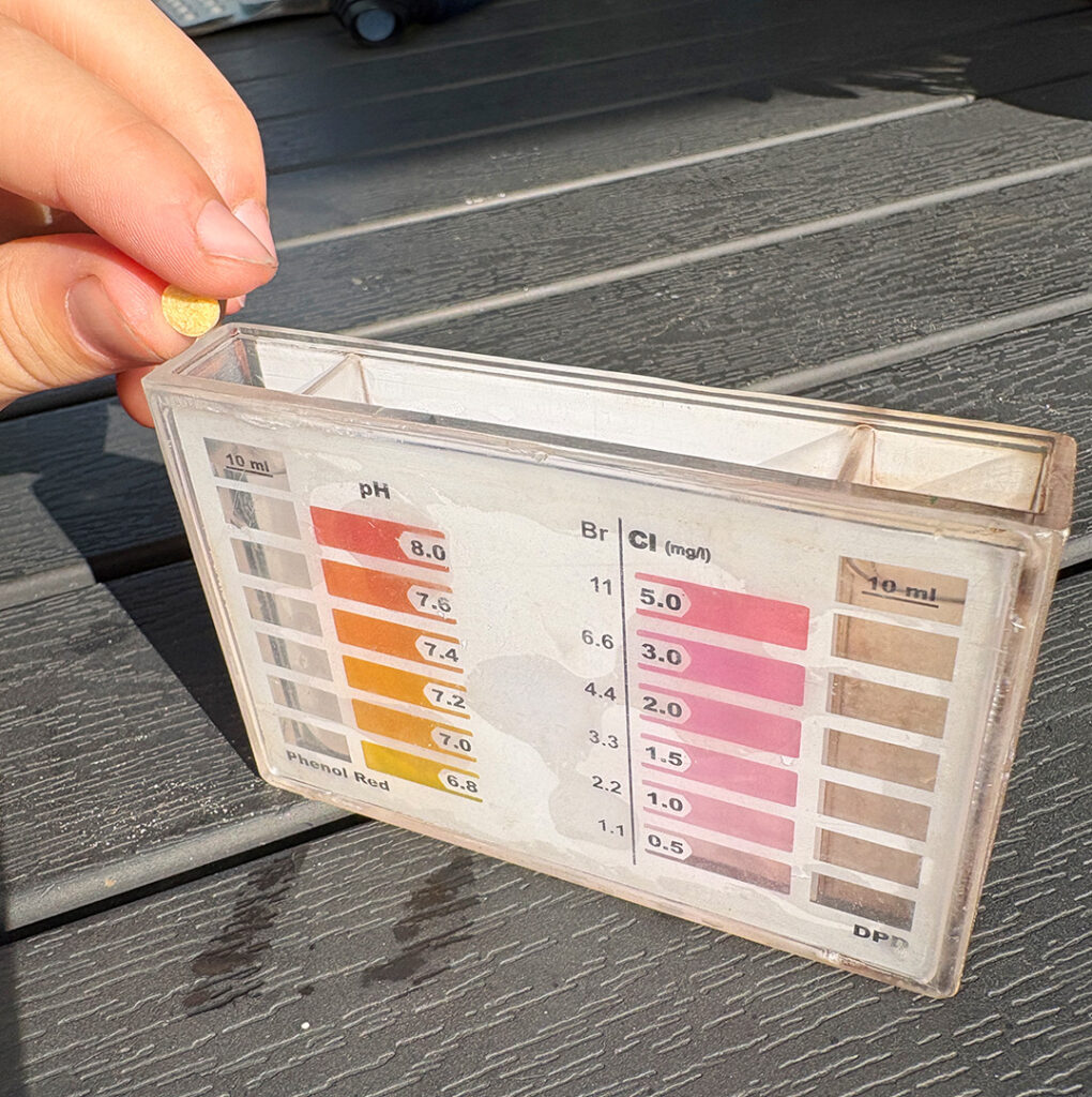 familie-entdeckt.de - hier zu sehen ein Pool-Tester mit Tabletten für Chlor und PH-Wert