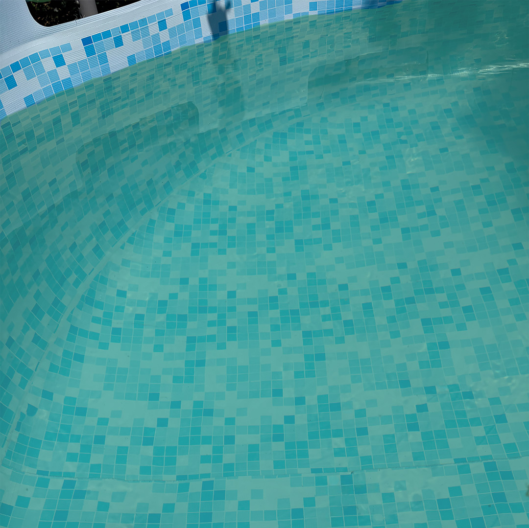 familie-entdeckt.de - Hier: Poolwasser wird gruen. Ein Ausschnitt eines blauen Aufstellpools mit grünem Wasser