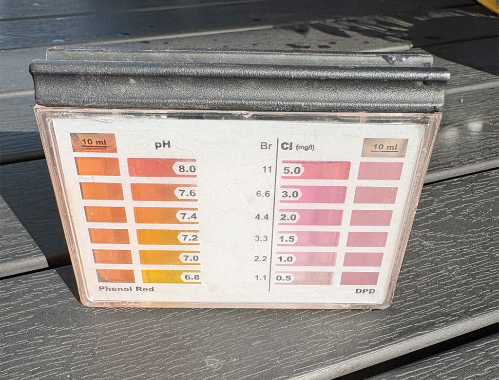 familie-entdeckt, hier zu sehen ein Pool-Tester mit leicht erhöhtem PH-Wert und einem guten Chlor-Wert