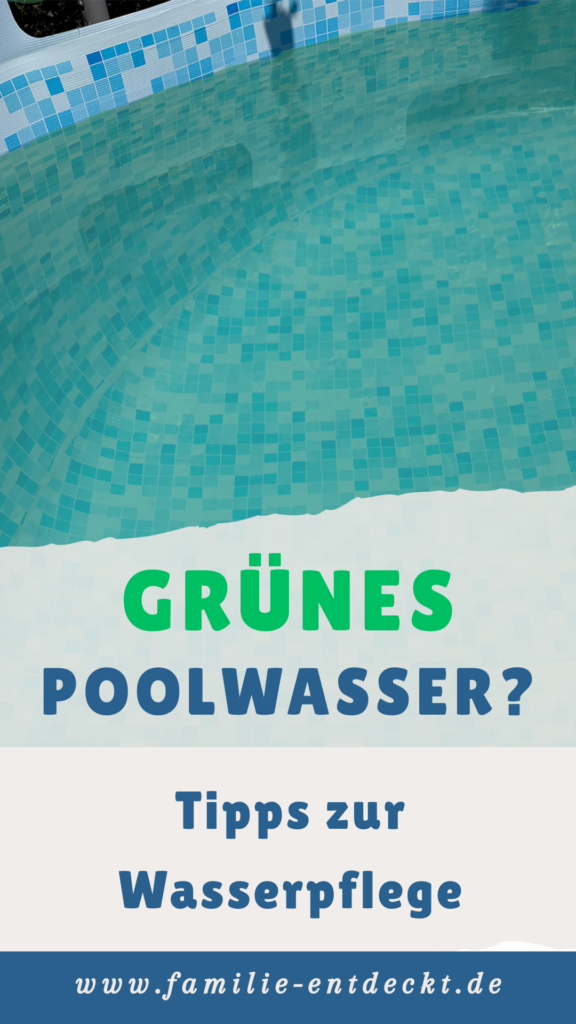 Euer Poolwasser wird grün? Unsere Tipps zur Wasserpflege Grafik mit grünem Poolwasser und dem Text „Grünes Poolwasser? Tipps zur Wasserpflege“ sowie der Website familie-entdeckt.de.